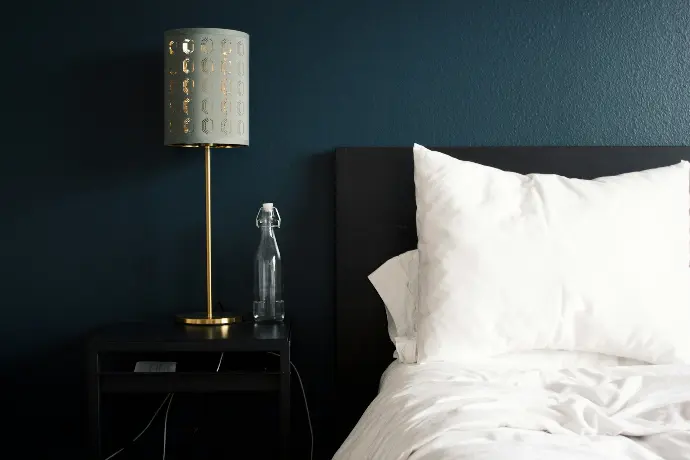 Chambre hôtel haut de gamme gray table lamp beside white bed pillow